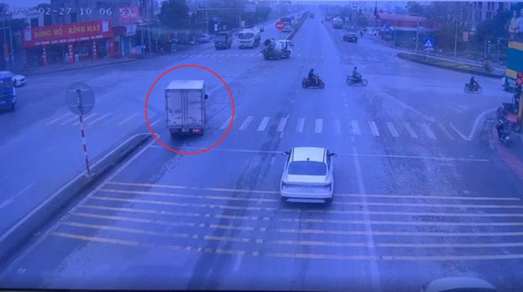Hình ảnh xe ôtô tải mang biển kiểm soát 18C 124.06 vượt đèn đỏ được camera giám sát giao thông ghi lại. Ảnh: Người Lao Động