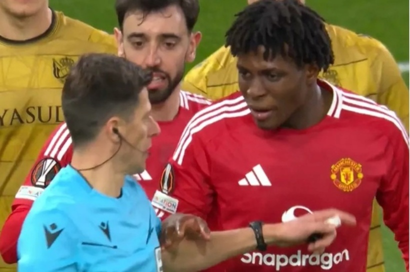 Patrick Dorgu nhận lời khen vì xin trọng tài không thổi phạt đền đối thủ. Ảnh: TNT Sports.