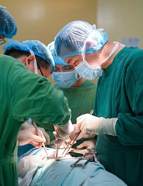 Các bác sĩ phẫu thuật cho bệnh nhân. (Ảnh: Bệnh viện)