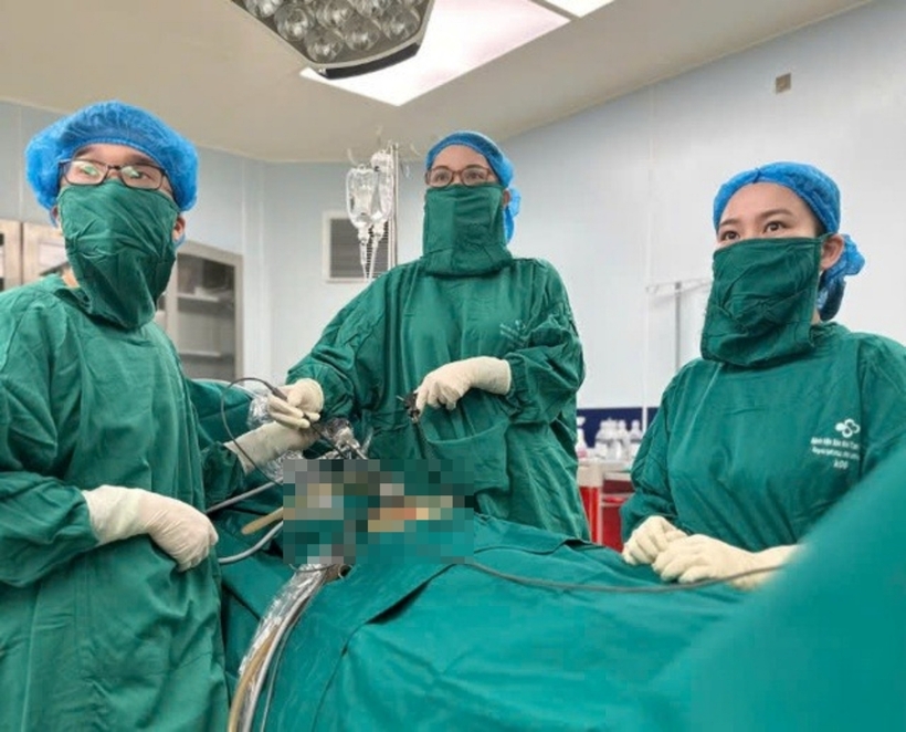 Các bác sĩ tiến hành phẫu thuật cho người bệnh. Ảnh: Sức Khỏe & Đời Sống