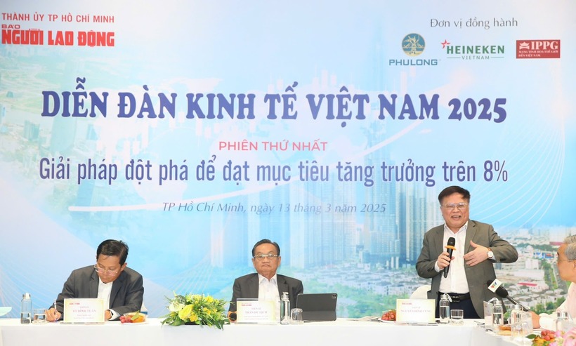 Các chuyên gia tại Diễn đàn Kinh tế Việt Nam 2025 “Giải pháp đột phá để đạt mục tiêu tăng trưởng trên 8%”. (Ảnh: Người lao động)