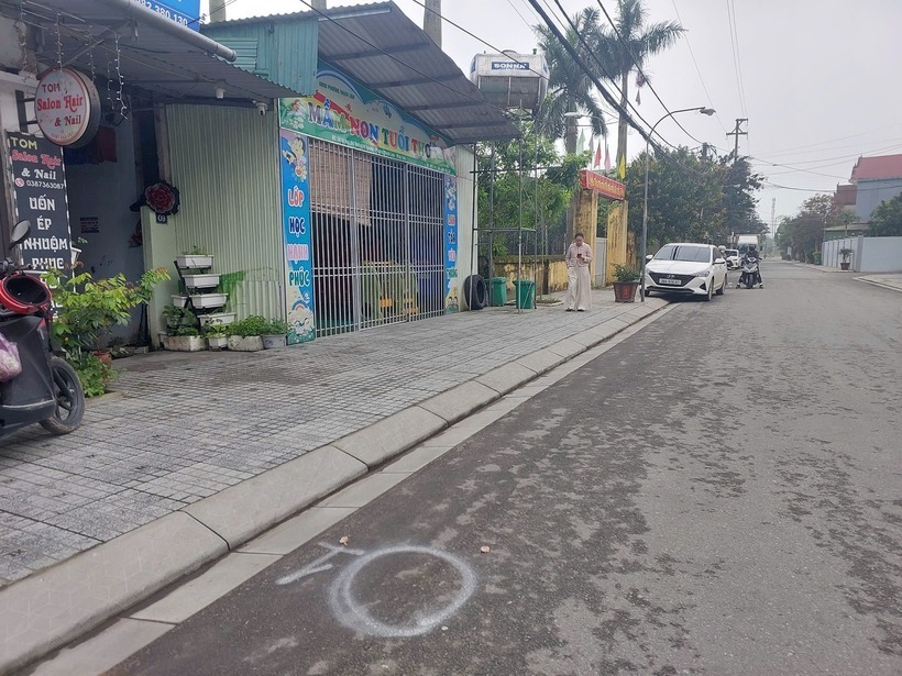 Công an đánh dấu vị trí bé trai gặp nạn trước cơ sở giữ trẻ. (Ảnh: VietnamNet)