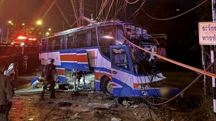 Vụ tài xế đâm gãy đôi cột điện, 36 người bị thương ở Thái Lan: Hé lộ nguyên nhân - 1