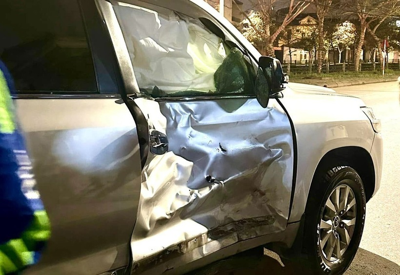Cửa xe sang Toyota Land Cruiser bị tông biến dạng. (Ảnh: Dân trí)