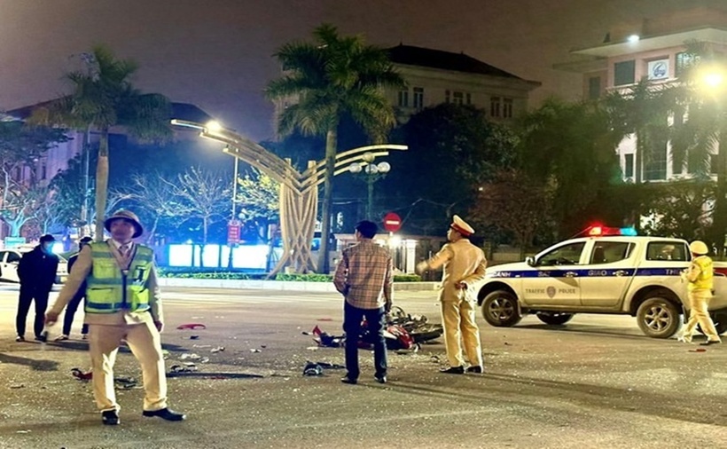 Lực lượng chức năng khám nghiệm hiện trường. (Ảnh: Người lao động)