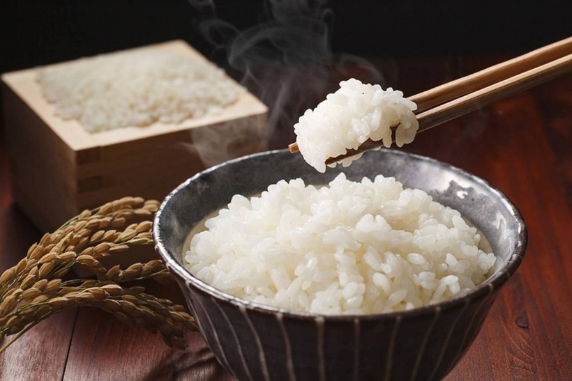 Tiến sĩ Chandra cảnh báo ăn cơm nhiều lần trong ngày có thể không phải là lựa chọn tốt nhất cho những người đang cố gắng kiểm soát cân nặng hoặc có vấn đề sức khỏe như bệnh tiểu đường. Ảnh minh hoạ.