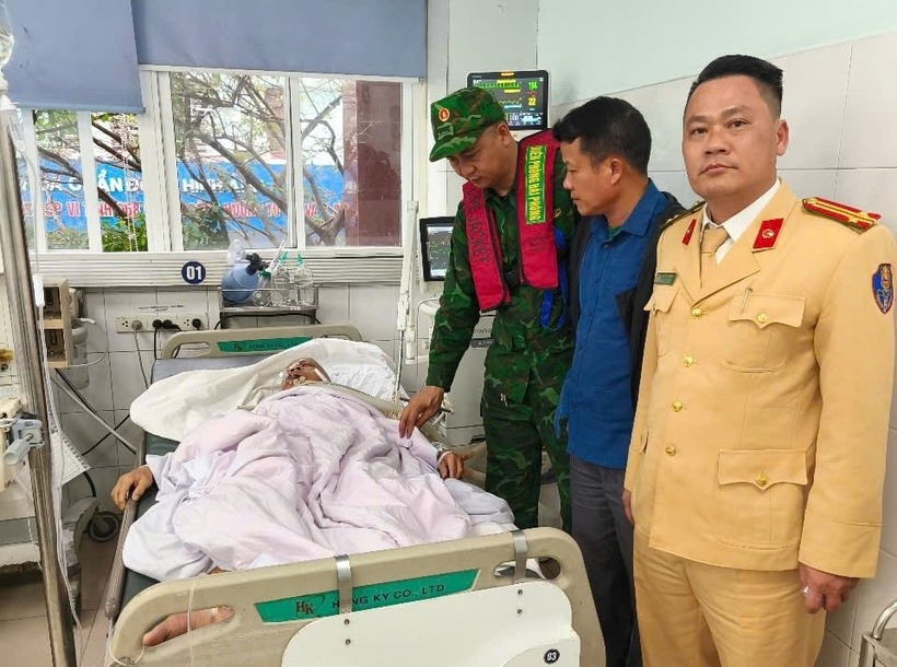 Nạn nhân được đưa vào bờ và chuyển đến bệnh viện cấp cứu. Ảnh: Sức khỏe và Đời sống