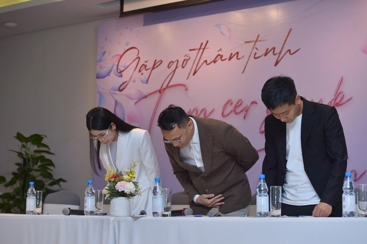 Hằng Du Mục, Quang Linh Vlogs và đại diện CER Group xin lỗi về vụ việc liên quan đến kẹo rau củ Kera. Ảnh: Tuổi trẻ