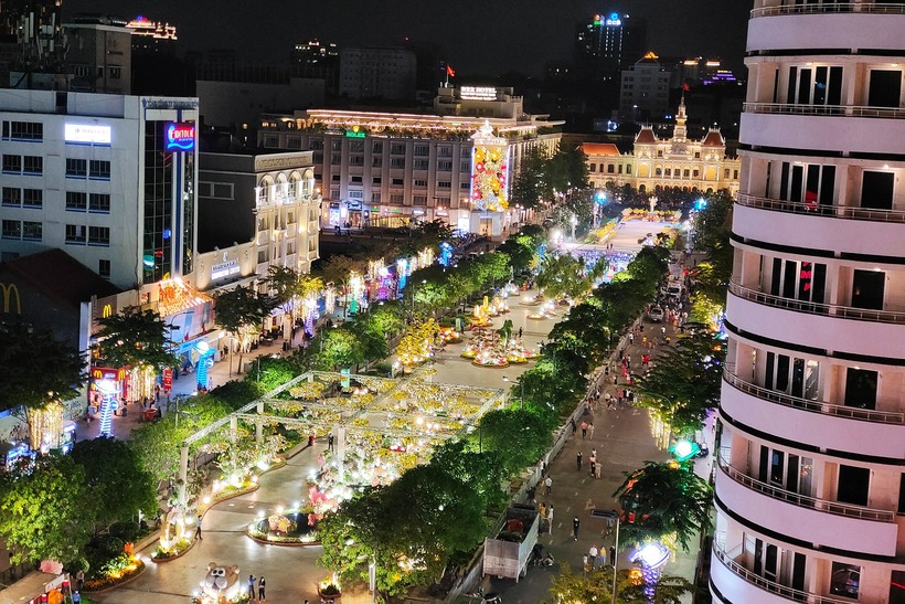 Tại phố đi bộ Nguyễn Huệ, nơi bạn có thể hòa mình vào không khí sôi động của các hoạt động đường phố, ngắm nhìn những tòa nhà cao tầng rực rỡ ánh đèn. Ảnh minh hoạ.