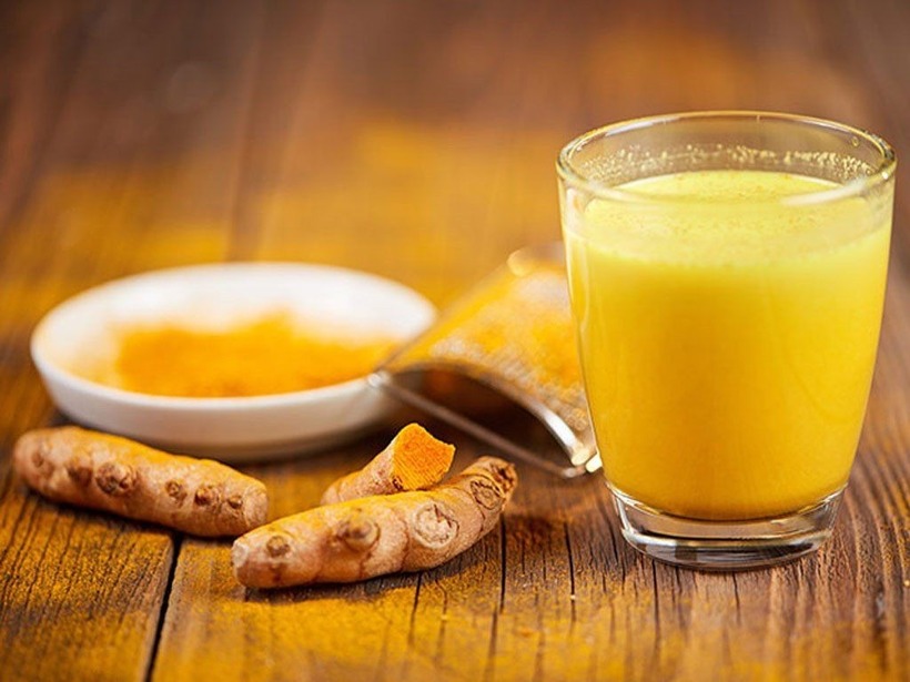 Sữa nghệ, với thành phần nghệ giàu chất chống viêm và hỗ trợ giảm cholesterol, là thức uống tuyệt vời cho tim mạch khi dùng trước khi ngủ. Ảnh minh hoạ.