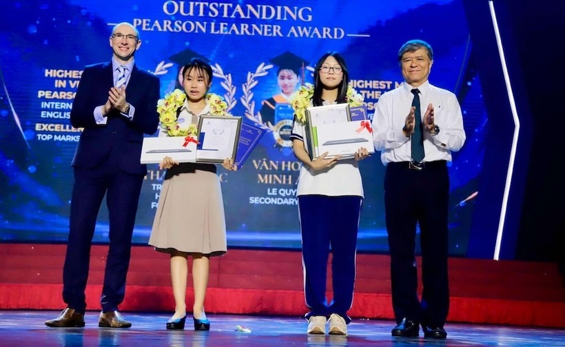 Nữ sinh Văn Hoàng Minh Anh (thứ hai từ bên trái) và Trần Hà Thanh Trúc (thứ hai từ bên phải). Ảnh: Vietnamnet.
