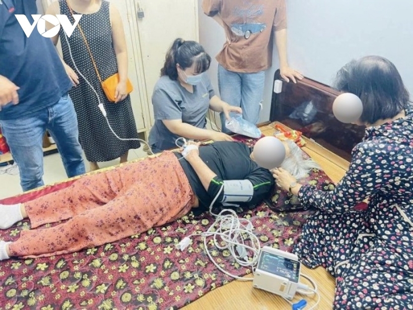 Sau khi tạm thời ổn định, cụ bà được vận chuyển về bệnh viện điều trị. Ảnh: VOV