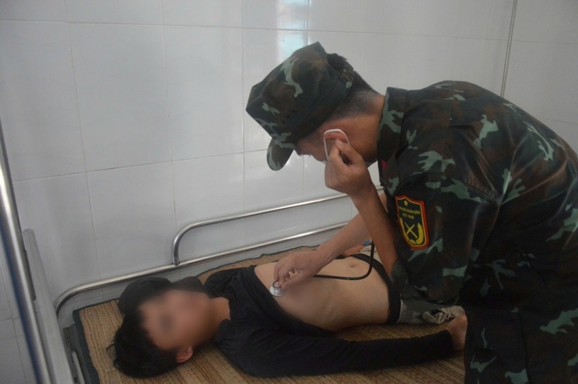 Người bệnh đột ngột xuất hiện đau bụng vùng ức, tức ngực, ợ hơi, ợ chua, kèm khó thở, ho khan, đau đầu nghỉ ngơi không đỡ, được chẩn đoán bị viêm phổi phải. Ảnh: VOV