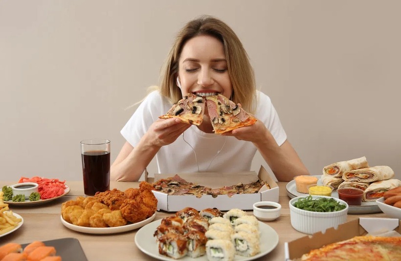 Hệ tiêu hóa vẫn tiếp tục hoạt động trong khi bạn ngủ, có thể gây ra các triệu chứng khó chịu như đầy bụng, ợ hơi, ợ nóng, thậm chí là đau bụng âm ỉ.