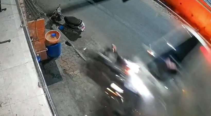 Chiếc xe mất lái đâm trúng nhiều phương tiện trên đường. Ảnh cắt từ clip