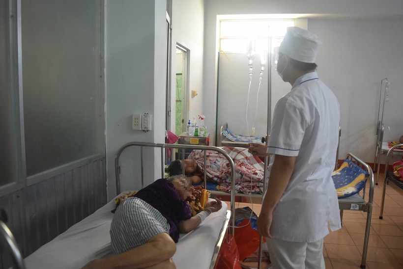 Các đối tượng nghi bị ngộ độc thực phẩm đều tập trung tại khu vực dành cho người già và người khuyết tật không tự phục vụ được, cần sự hỗ trợ hoàn toàn từ nhân viên của trung tâm. Ảnh: Người đưa tin.