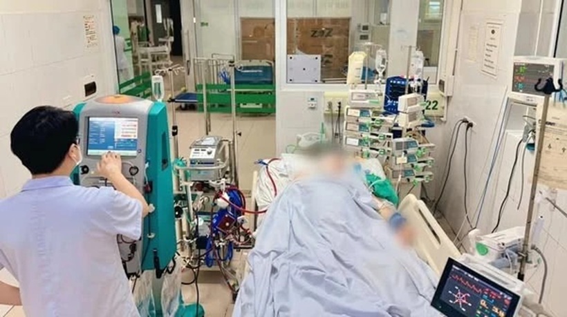 Bệnh nhân được điều trị tại Trung tâm Hồi sức tích cực Bệnh viện Bệnh Nhiệt đới Trung ương. Ảnh: VietNamPlus