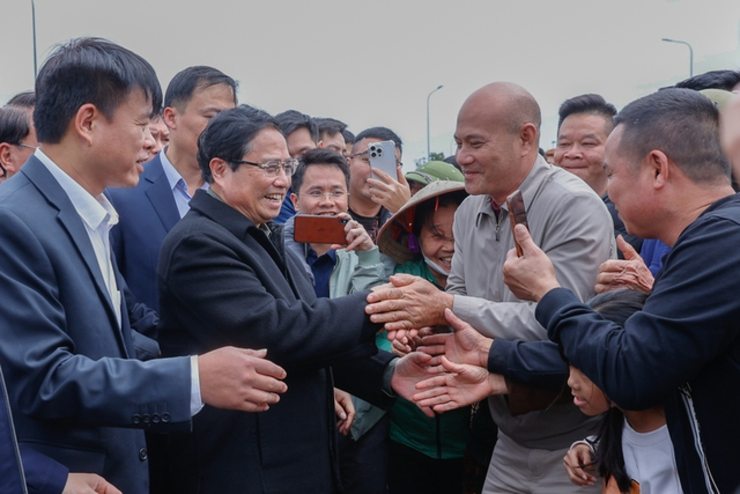 Thủ tướng trò chuyện, thăm hỏi, động viên người dân địa phương (Ảnh: VGP).