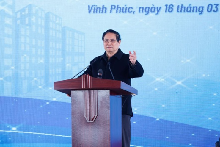 Thủ tướng mong Vĩnh Phúc tiếp tục tiên phong phát triển đô thị sáng, xanh, sạch, đẹp, phát triển nhà ở xã hội vì tỉnh vừa có điều kiện, vừa đông công nhân (Ảnh: VGP).