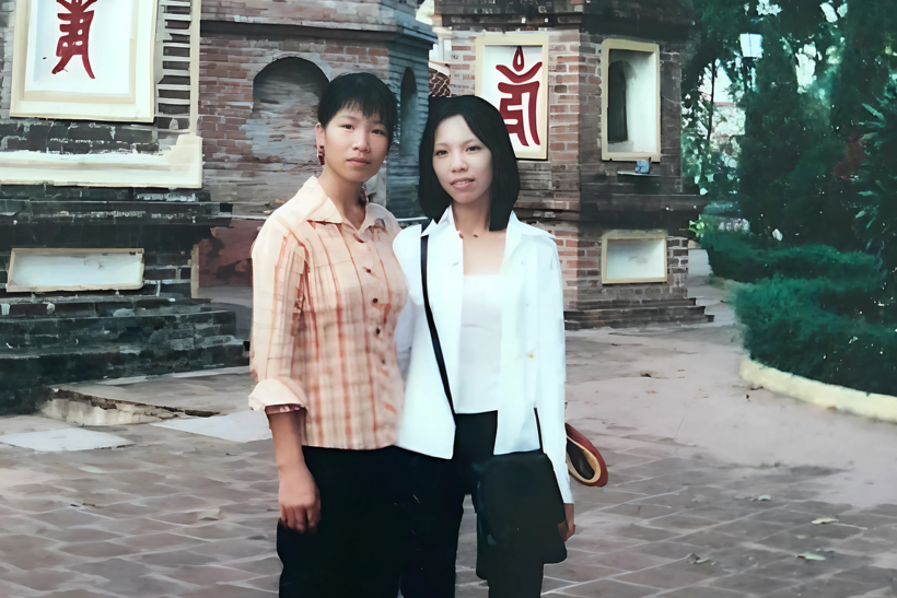 Chị Nga (áo trắng) là người mà chị Hải Nam đang tìm kiếm. Ảnh: VietNamNet