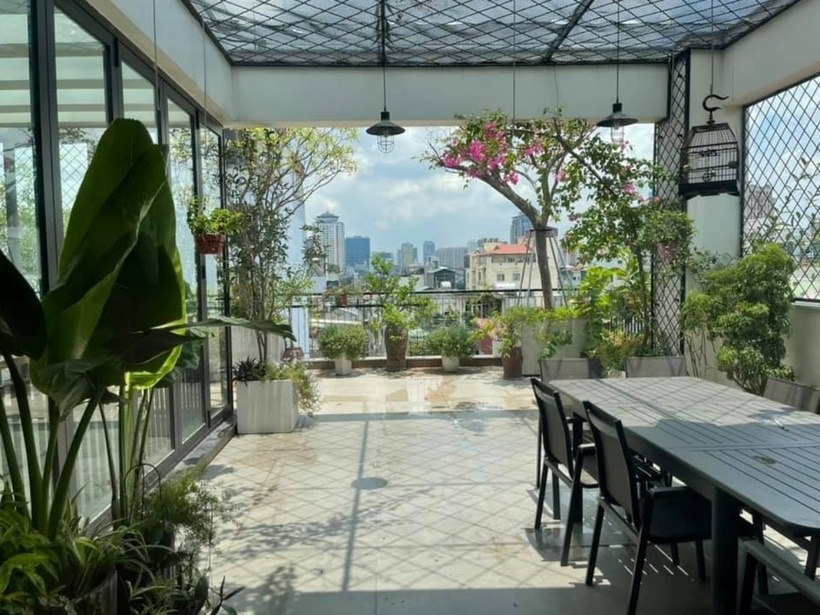 Nam ca sĩ cũng trồng nhiều loại hoa, cây cảnh trên sân thượng. Ở khu vực này, anh còn đặt thêm một bộ bàn ghế để tiện thưởng trà, ngắm cảnh.