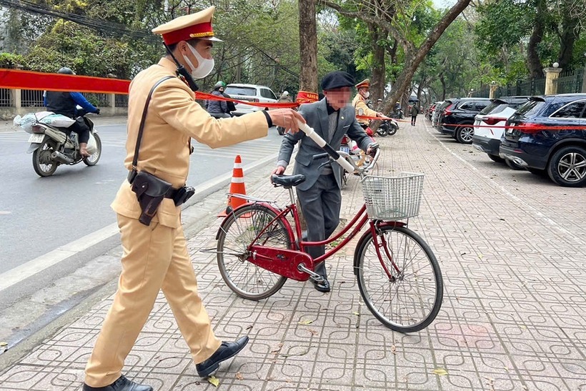 Cụ ông Hà Nội bị phạt tiền, tạm giữ xe đạp vì vi phạm nồng độ cồn. Ảnh: Vietnamnet.