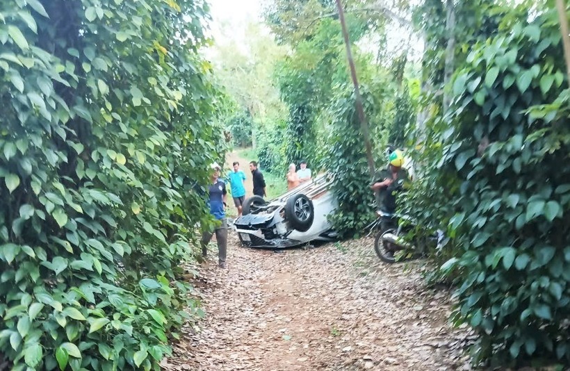 Vụ tai nạn khiến xe ô tô hư hỏng nặng. Ảnh: Báo Lâm Đồng.
