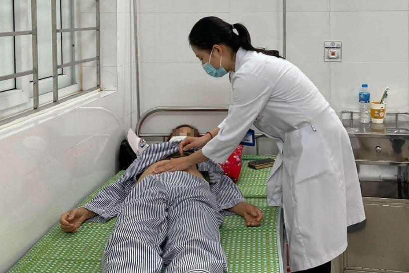 Các bác sĩ tiến hành thăm khám cho bệnh nhân. Ảnh: VietNamnet