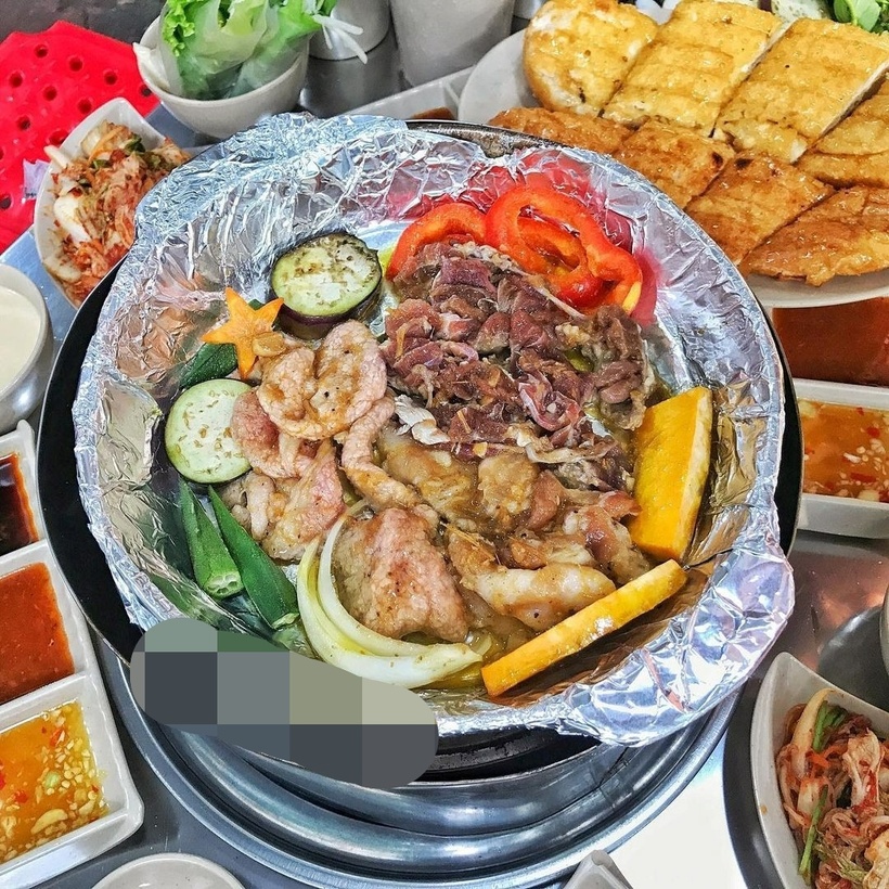 Phố Gầm Cầu từ lâu đã trở thành địa điểm quen thuộc của những tín đồ mê đồ nướng tại Hà Nội. Ảnh minh họa.