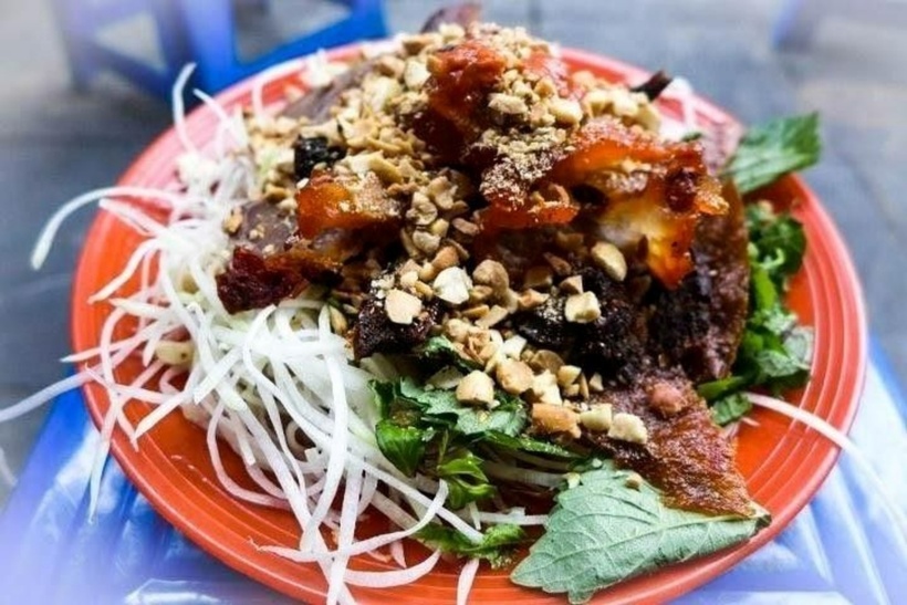 Hồ Hoàn Kiếm, con phố ngắn ngủi giữa lòng Thủ đô, lại là nơi tập trung của 3-4 quán nộm nổi tiếng, được nhiều người gọi vui là "phố Hàng Nộm". Ảnh minh họa.