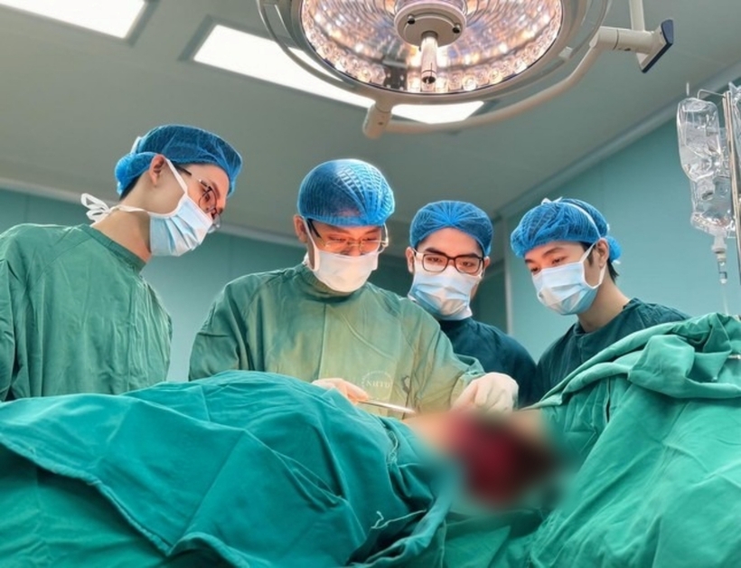 Bác sĩ tiến hành phẫu thuật cho bệnh nhân. Ảnh: Tiền Phong