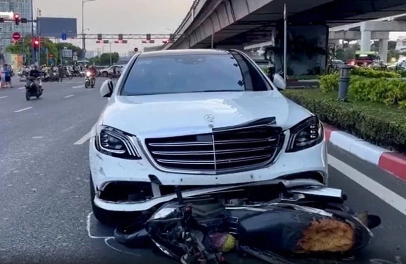 Hiện trường vụ nữ tài xế lái Mercedes tông liên hoàn 10 xe máy đang chờ đèn đỏ. Ảnh: PLO