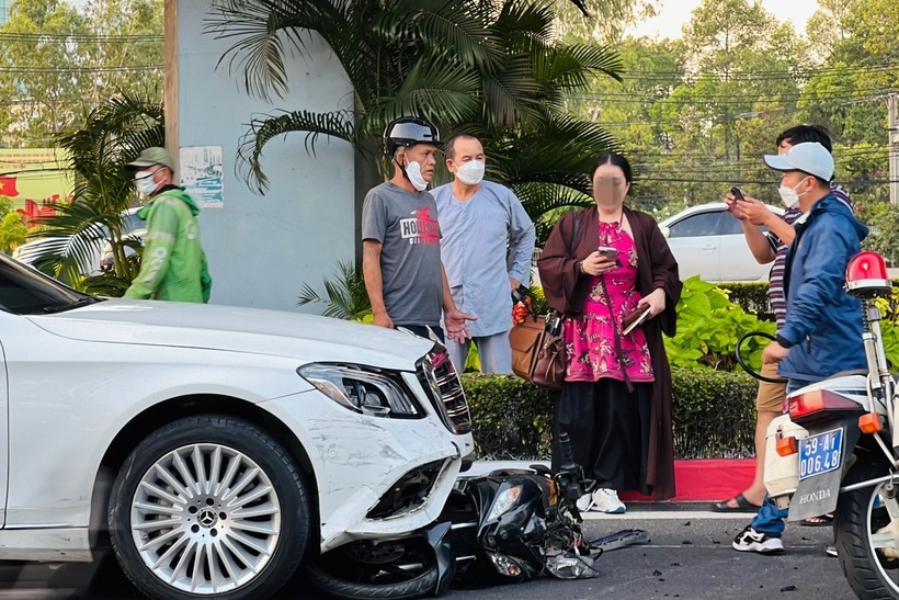 Nữ tài xế xuống xe bật khóc sau khi gây tai nạn. Ảnh: Dân trí