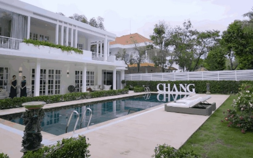 Bước vào phía trong là khuôn viên sân vườn rộng tới hàng trăm m2. Bể bơi rộng, xanh ngắt nằm giữa khuôn viên căn biệt thự.