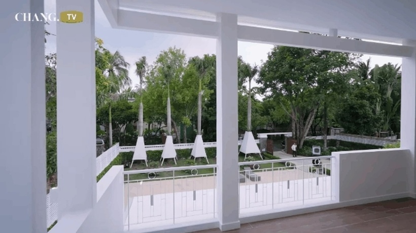 Ở phía sau nhà, Lý Thùy Chanh dành một khu để trồng cây, khu vườn có cả cây ăn quả và cây hoa để tô điểm cho khuôn viên căn nhà.