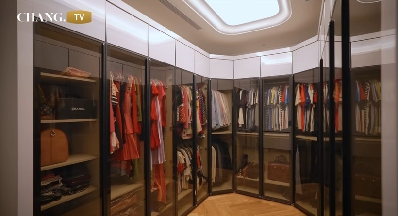 Bên cạnh phòng ngủ là một căn phòng để đồ với những bộ trang phục mặc nhà của hai vợ chồng Lý Thùy Chang.