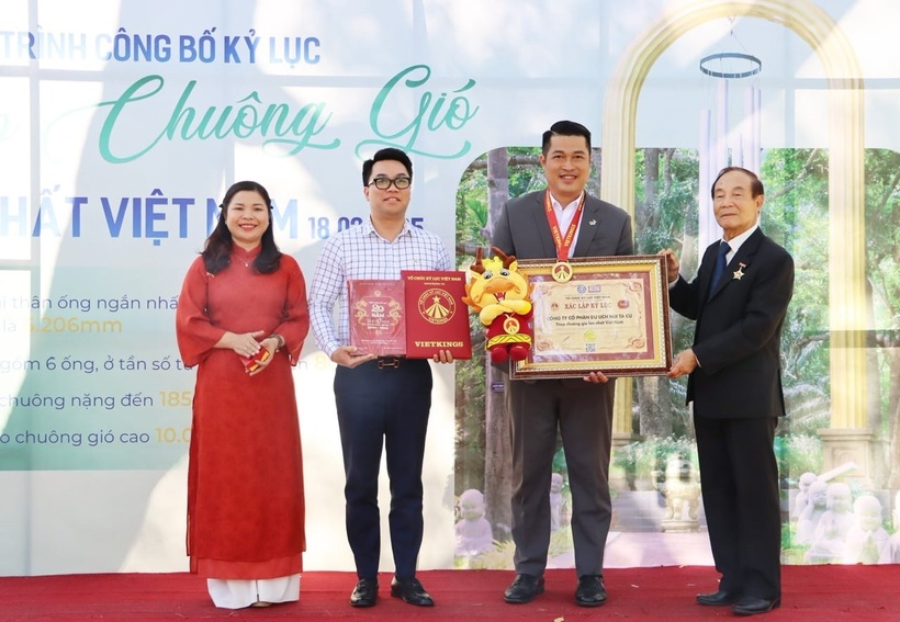 Đại diện TTC World - Tà Cú đón nhận kỷ lục "Tháp chuông gió lớn nhất Việt Nam" từ Vietkings