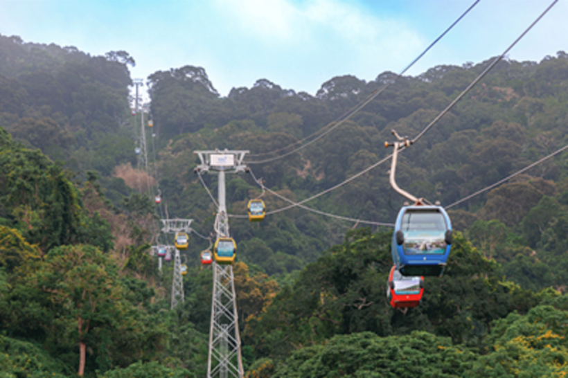 Tuyến cáp treo Tà Cú dài 1.600m, cao 505m với 25 cabin lướt nhẹ giữa không trung, đưa du khách chạm đến đỉnh núi chỉ trong 10 phút.