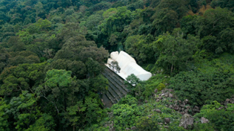 Tượng Phật nằm gối đầu lên tay an nhiên giữa núi rừng.