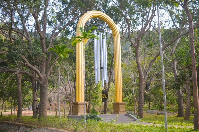 Tháp chuông gió khổng lồ với những chiếc chuông tạo nên những âm thanh thiền định giữa vùng núi thiêng.