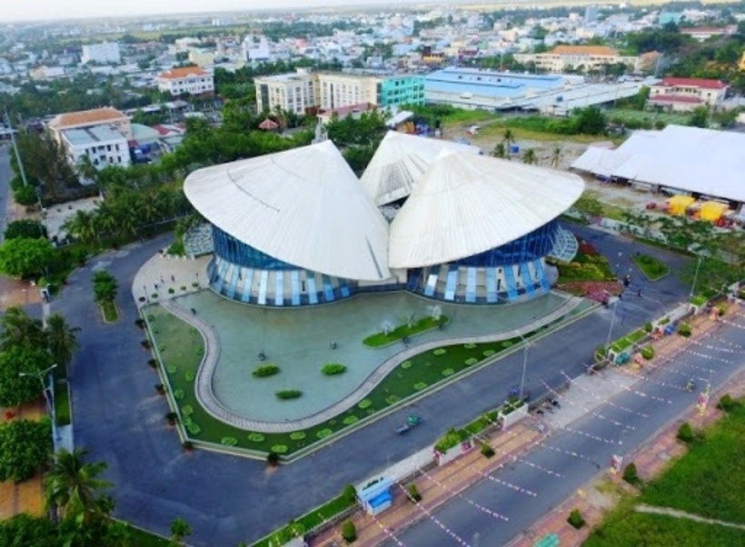 Nhà hát Cao Văn Lầu bao gồm ba khối nhà hình trụ tròn, được xây dựng bên cạnh một hồ nước lớn, tạo nên khung cảnh nên thơ và trữ tình. Ảnh minh họa.