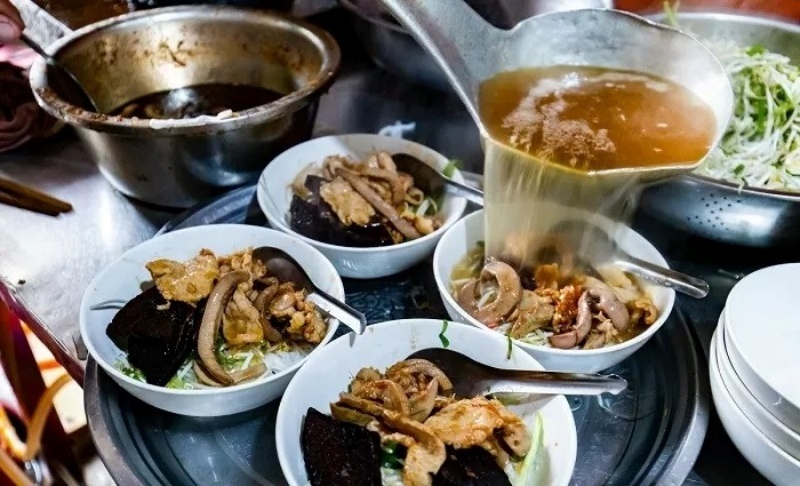 Hương vị béo ngậy, đậm đà là điều đầu tiên mà bạn sẽ cảm nhận khi thưởng thức món phở gan cháy. Ảnh: Báo Công thương.