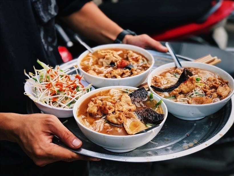 Phở gan cháy với nước dùng đậm đà cùng với tim, cật, thit,... và những miếng gan cháy đen. Ảnh: Báo Lao động.