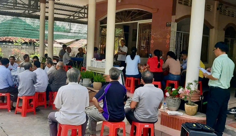 Đại diện Hội Luật gia huyện Cao Lãnh giới thiệu những nội dung quan trọng của Luật Bảo vệ quyền lợi người tiêu dùng sửa đổi năm 2023.