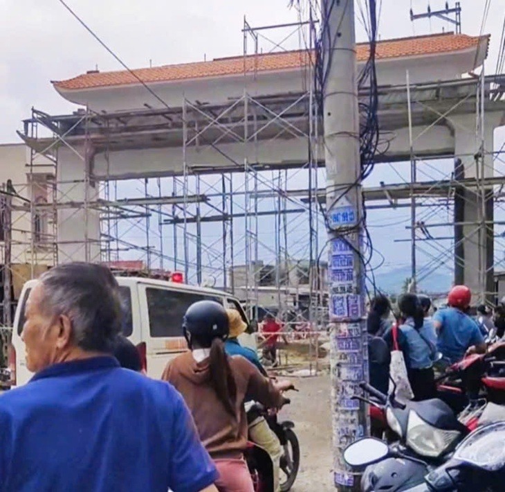 Hiện trường giàn giáo cổng chào sập khiến 5 người bị thương. (Ảnh: Tuổi trẻ)