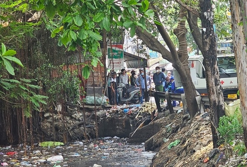 Hiện trường nơi phát hiện thi thể nữ giới. Ảnh: Người lao động