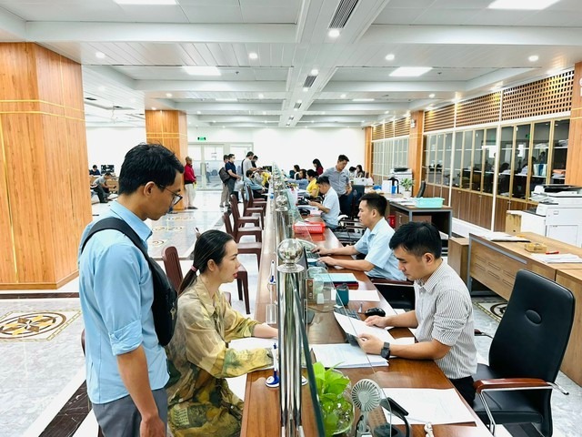 Người lao động làm thủ tục tại BHXH TP.HCM. (Ảnh: Người lao động)