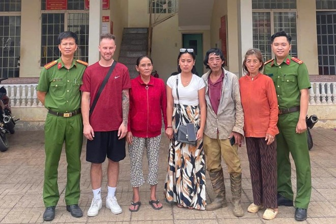 Công an xã Hòa Hiệp đã nhanh chóng kết nối, tìm được mẹ cho chị Hồng. Ảnh: Lao Động