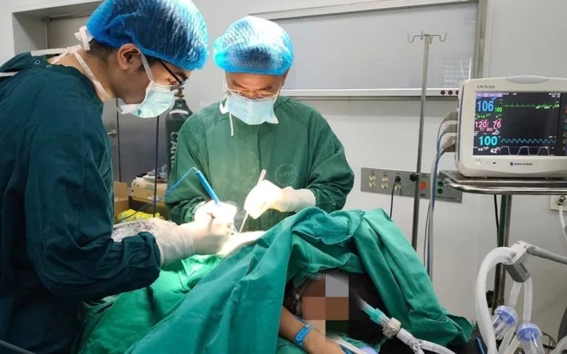 Các bác sĩ phẫu thuật điều trị cho bệnh nhi. Ảnh: Thời báo VTV
