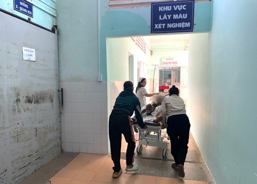 Cụ ông đang được tích cực điều trị tại Bệnh viện Đa khoa tỉnh Gia Lai. Ảnh: Báo Gia Lai